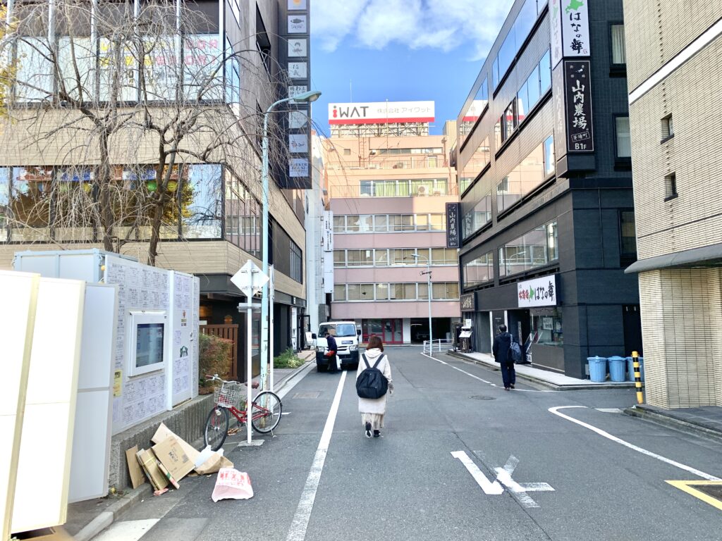 左に曲がったらもう見えます!