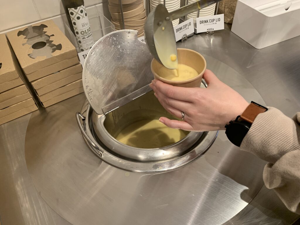コーンスープを注ぐ