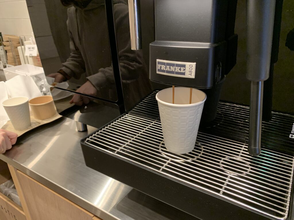 コーヒーを注ぐ