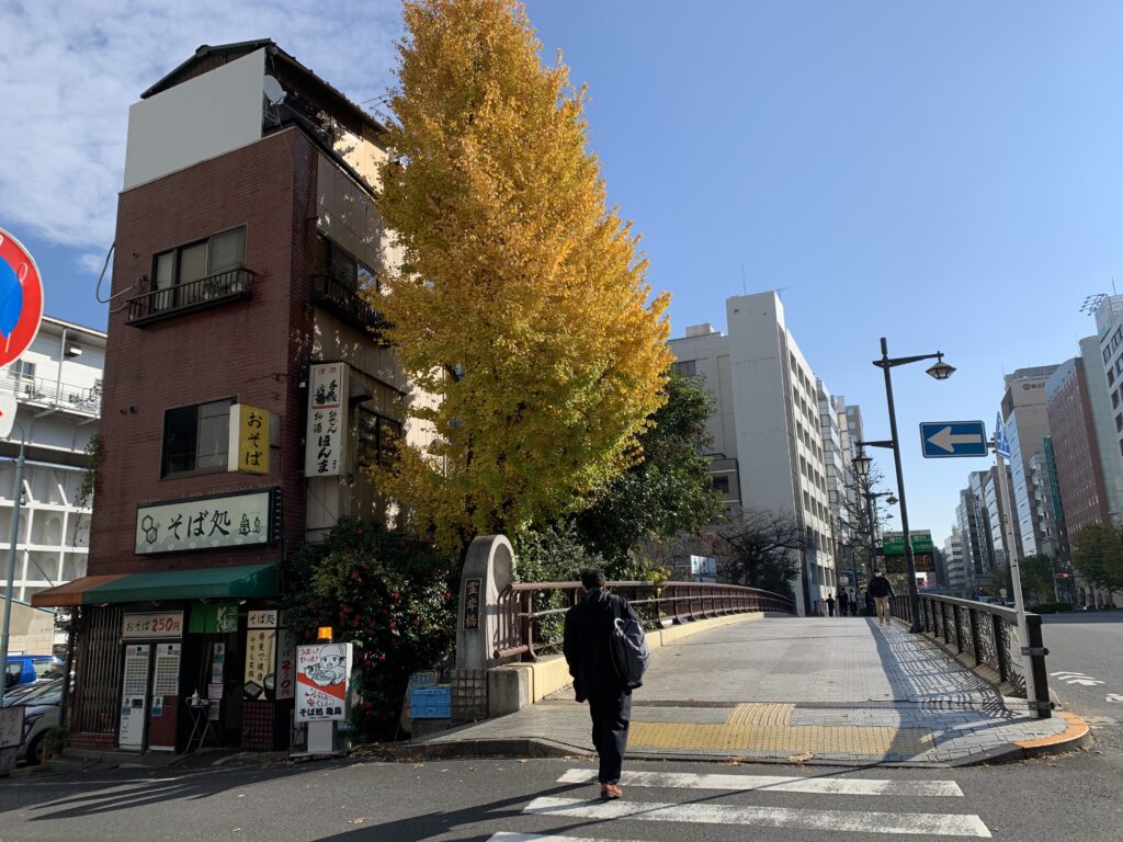 真っ直ぐ歩くと蕎麦屋さん